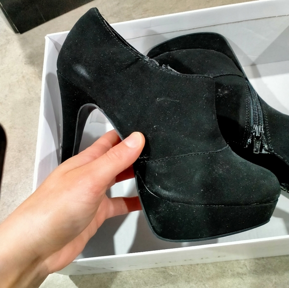 Size 6 heels - Picture 2 of 3